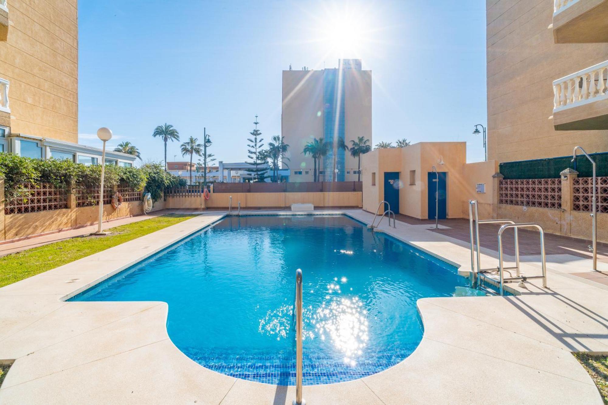 Casa Playa Guadalmar, Beautiful In Front Of The Sea, Wifi, Ac, Smart Tv, Private Parking Apartment