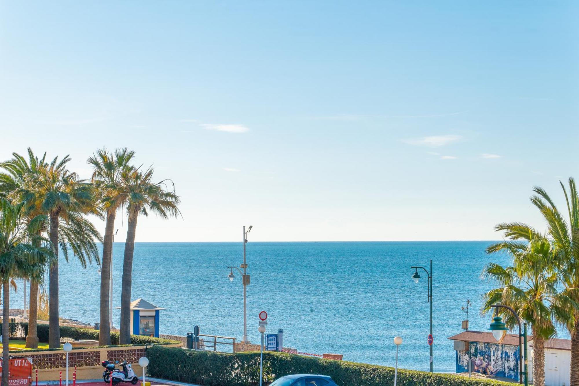 Apartment Casa Playa Guadalmar, Beautiful In Front Of The Sea, Wifi, Ac, Smart Tv, Private Parking *